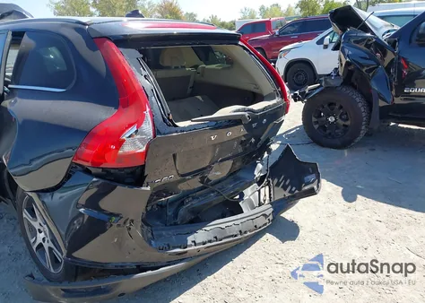 2011 Volvo Xc60 T6/T6 R-Design z USA, uszkodzony, nr VIN YV4902DZ8B2182868